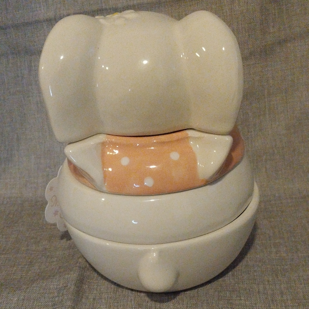 10 Strawberry Street Ceramic Daisy Rabbit Stackable Measuring Cups - Picture 5 of 14